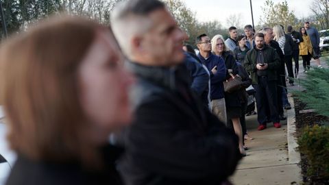 Electores esperando para ejercer su voto en Tennessee