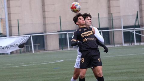 Seijo, durante o partido co Silva no que anotou un gol salvador para o Arousa por segunda semana consecutiva.