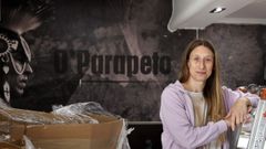 Cristina Mara Rey Castro, ultimando preparativos en el bar O Parapeto (Narn).