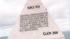 Monolito en memoria de los asturianos asesinados en los campos de concentraci�n nazis en El Cervig�n (Gij�n)