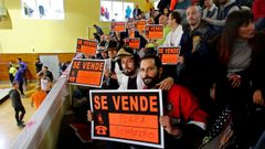 Opositores al cuerpo de bomberos en el examen en el 2018 lucieron carteles alertando de que las plazas de funcionario entonces en juego  se venden .