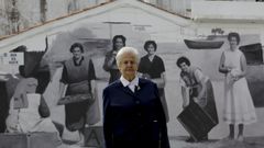 La �nica superviviente..Mariflor, delante del mural de Yoseba MP, que reproduce la foto de seis pescantinas de 1953, que conservaba y en la que aparece ella de blanco a la derecha. Con esta intervenci�n art�stica, que se inaugura hoy a las 13.00 horas, el Festival Mar de Mares y el Concello de Sada homenajean a las trabajadoras del mar.