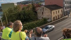 Vecinos de Perillo, en Oleiros, se concentraron este lunes en una pasarela frente a la casa ocupada