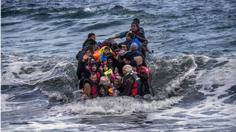 Refugiados intentando llegar a la costa de Lesbos