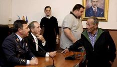 <span lang= es-es >Celeiro homenaje� a 7 militares que salvaron a 17 marineros hace 25 a�os</span>. El foro de la pesca incluy� un homenaje a 7 militares que en 1989 salvaron a los 17 marineros del �Mariscador�; Juli�n Rold�n, piloto del helic�ptero, charlando ayer con uno de los rescatados, Manuel G�mez