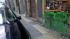 La basura y las pintadas son habituales en la traves�a Cordoner�a