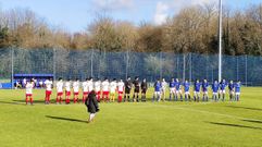 Jugadores del Oviedo y del Covadonga instantes antes del comienzo del partido
