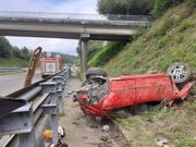 As� qued� el coche tras salirse de la v�a en la AP-9, a la altura de Folgoso, Abegondo