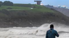 Gij�n durante un temporal con fuerte oleaje.