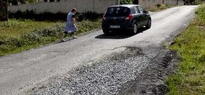 El estado del acceso en Lamela es de total deterioro, que se incrementa con el trafico pesado.
