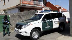 La Guardia Civil, durante un registro en A Illa de Arousa tras la incautaci�n de 3.700 kilos de coca�na en la r�a
