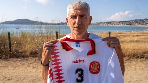 Jorge Otero ca camiseta da selecci&oacute;n espa&ntilde;ola en Nigr&aacute;n
