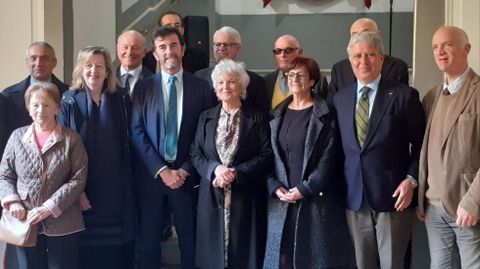 Representantes de la fundación napolitana Real Monte Manso di Scala, la historiadora monfortina Manuela Sáez y las concejalas del Ayuntamiento de Monforte Gloria Prada y Marina Doutón, este domingo en el acto de presentación del busto del conde de Lemos
