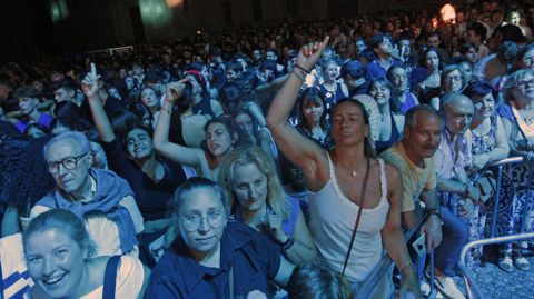 Público en las primeras filas de la verbena con la orquesta Panorama en la explanada de la Compañía de Monforte, en la segunda noche de las fiestas de agosto de esta localidad