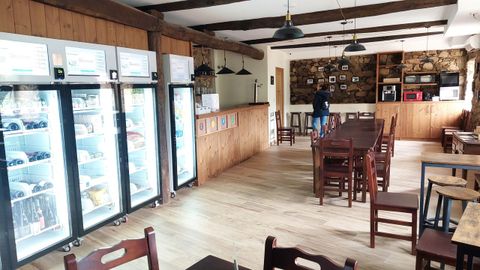 Una aldea de Pant�n estrena bar y tienda autoservicio