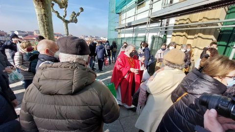 El p�rroco Rafael Mella sali� al atrio de la iglesia para bendecir las roscas que llevaban los fieles que no pudieron entrar en el templo