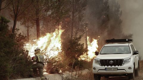 En San Fiz, Bveda, los bomberos hicieron contrafuegos para evitar la propagacion de las llamas