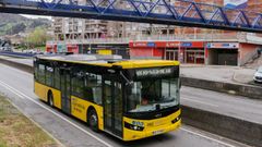 Los �ltimos viajes. Las l�neas 6A y 6B desaparecer�n a partir del lunes para dejar hueco a la nueva l�nea 6, que estrenar� una parada en el pabell�n de Os Remedios. Ser� la primera vez que los buses paran all� en los 54 a�os que tiene esa instalaci�n deportiva, subraya el gobierno local.