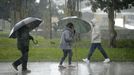 Varias personas caminan bajo la lluvia en Monforte. 