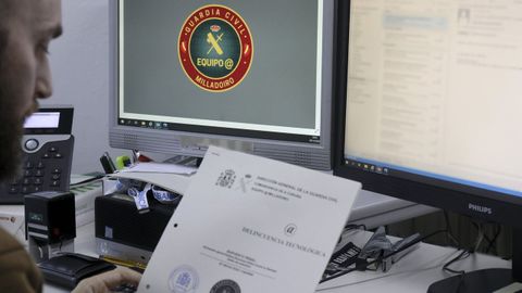 Un agente del equipo de la Guardia Civil de O Milladoiro especializado en ciberdelincuencia