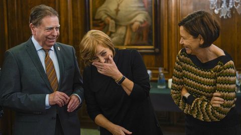 La alcaldesa de Avils, Mariv Montesern (c), la alcaldesa de Gijn, Carmen Moriyn (d), y el alcalde de Oviedo, Alfredo Canteli (i), celebran el tradicional brindis navideo entre los regidores de las tres principales ciudades asturianas, este jueves en el Ayuntamiento de Avils