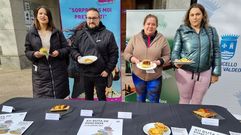 Algunos de los hosteleros de O Barco que participan en la ruta, con los pinchos que ofrecen