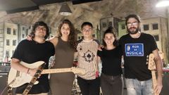 Tomi Solano, Nerea Iglesias, Brandan, Olalla Losada y Morris Moreno en el local de la R�a da M�sica