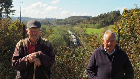 Perfecto y Manuel, testigos de la colocacin de la primera traviesa del AVE gallego en su pueblo, Barreiro, con solo medio centenar de habitantes