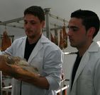 Os irm�ns Javier e Adri�n levan o negocio con seu pai. 