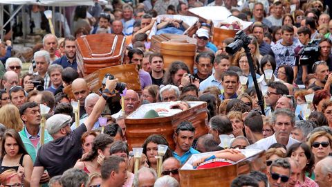 La procesin dos cadaleitos, que se celebraba cada 29 de julio con motivo de la romera de Santa Marta de Ribarteme, en As Neves, es una tradicin que ha dado la vuelta al mundo porque algunos devotos son llevados en atades abiertos