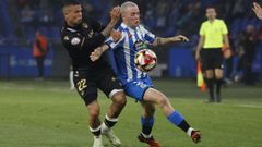 Rub�n L�pez pugna con un rival en el partido contra el Castell�n