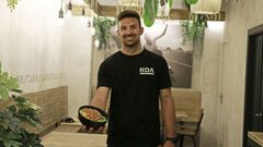 Adri�n con una de las ensaladas de su local