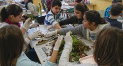 Los ni�os del CEIP Campolongo, clasificando restos de suelos. 