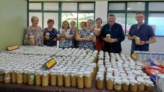 El equipo de la Cocina Econ�mica recogi� los tarros de compota que elaboraron las Amas de Casa de Mi�o con las manzanas del pazo de Mari��n