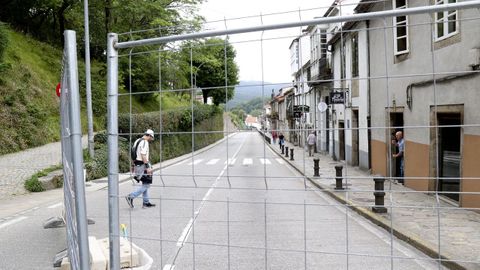 La calle Pombal quedó totalmente cerrada al tráfico este martes para un plazo de al menos ocho meses de duración de las obras de reurbanización, lo que ya causó el primer día serios problemas de tráfico en la zona y revolucionó a los vecinos