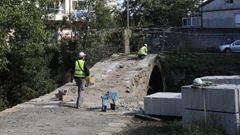 Imagen del puente donde pueden verse los bloques que provocaron el enfado vecinal retirados en una esquina