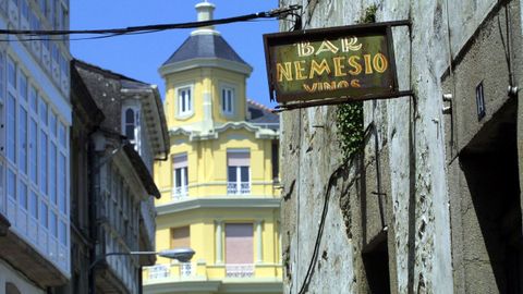 Cartel del Bar Nemesio, en Campo Castelo, pegado a la Porta do C�rcere, en el 2001