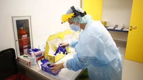 Una profesional del Hospital da Mariña, con test PCR para diagnosticar el covid-19, en una imagen del pasado 30 de octubre