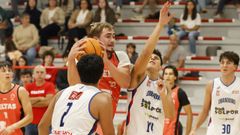 Mario Rubal, al ataque entre varios jugadores del Solpor Obradoiro.