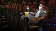 Asistentes al cine en Santiago