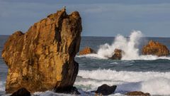 La Pe�a El Caballar, en la playa del Aguilar en Muros de Nal�n