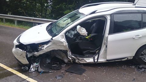 Estado de un veh�culo tras el accidente de tr�fico en Muros del Nal�n.