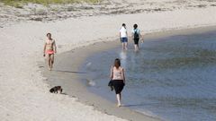 Animaci�n en�las playas de Barbanza el d�a antes de su apertura