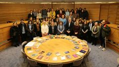 Entrega dos libros do Consorcio a representantes de escolas e institutos de Santiago