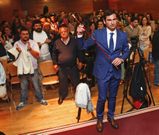 Gonzalo Pita posa con el bast�n de alcalde ante un sal�n de plenos abarrotado de p�blico. 