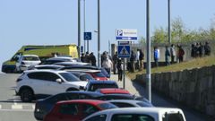 En la imagen, familiares de los clanes tras la pelea en As G�ndaras que provoc� la expulsi�n de la familia que ha okupado una vivienda en Foz