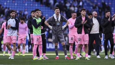 Los jugadores del Celta, saludando a la afici�n tras el partido de este s�bado.