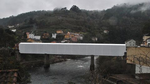 El puente ferroviario presenta estos das un aspecto muy poco comn, oculto una tela para evitar que caiga material al ro