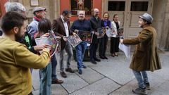 Momento da presentaci�n en Ourense da Miteu, �s portas do Teatro Principal.