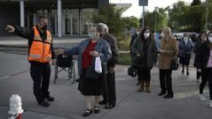 Vacunaci�n masiva frente al covid en Expocoru�a para personas de 75 a 79 a�os. Miembros de Protecci�n Civil orientando en la entrada a los citados